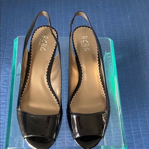 BCBG Paris women's black patent peep toe wedge shoe sandal - Picture 1 of 7